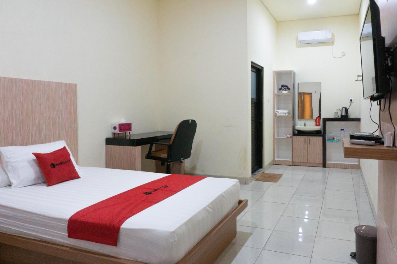 Reddoorz Syariah Near Sultan Muhammad Kaharuddin Airport Hotel Sumbawa Besar Exterior foto